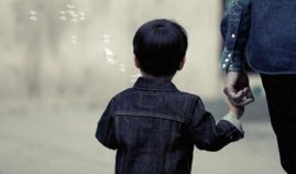 Namorado e mãe brigando desabafos sobre problemas e dramas familiares e do dia a dia em familia